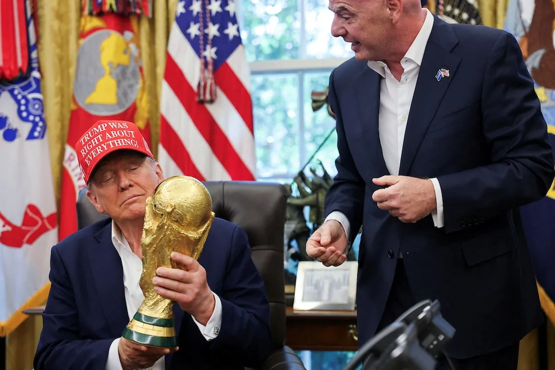 Donald Trump, met de wereldbeker in zijn handen, naast FIFA-baas Gianni Infantino.