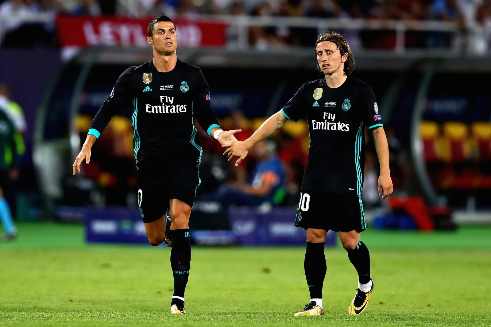 Ronaldo en Modric samen op het veld in 2017, toen ze allebei bij Real Madrid speelden.
