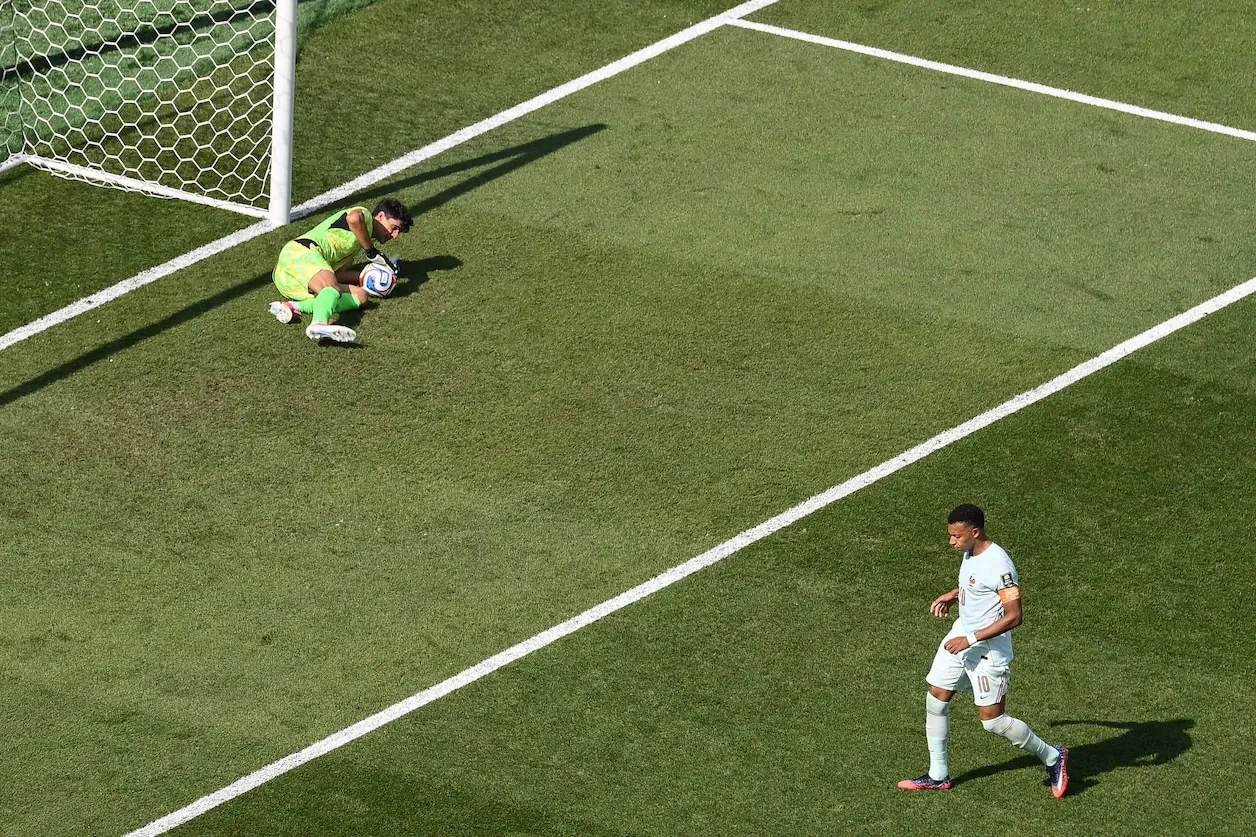 Yassine Bounou keert de strafschop van Kylian Mbappé.© AFP