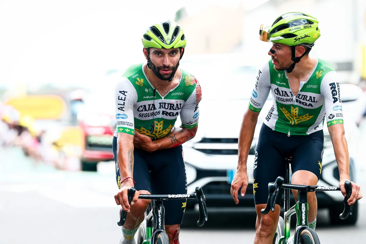 Fernando Gaviria komt gehavend over de streep.© Cor Vos