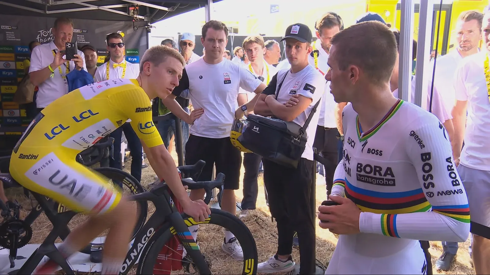 Remco Evenepoel brengt Tadej Pogacar op de hoogte van de situatie rond Florian Lipowitz.
