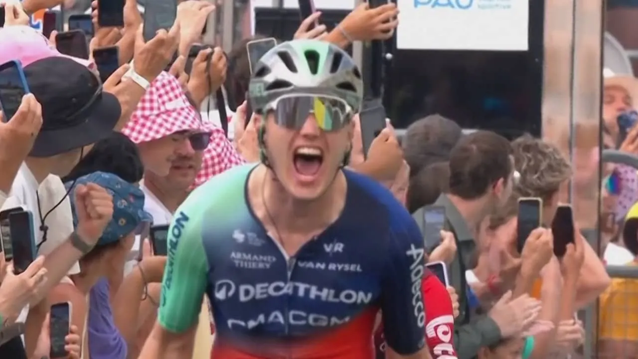 Kooij sprint iedereen uit het wiel en wint Tour-etappe