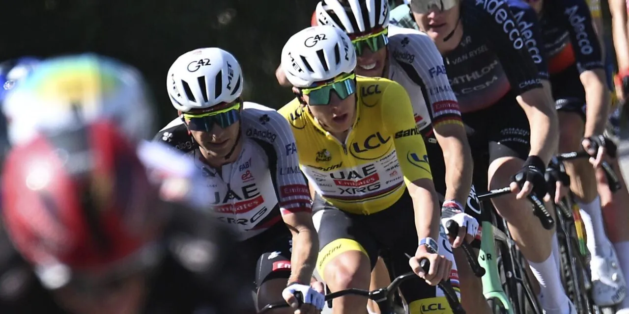 Gehavende ploeg van Tadej Pogacar moet maskers afzetten op Alpe d’Huez