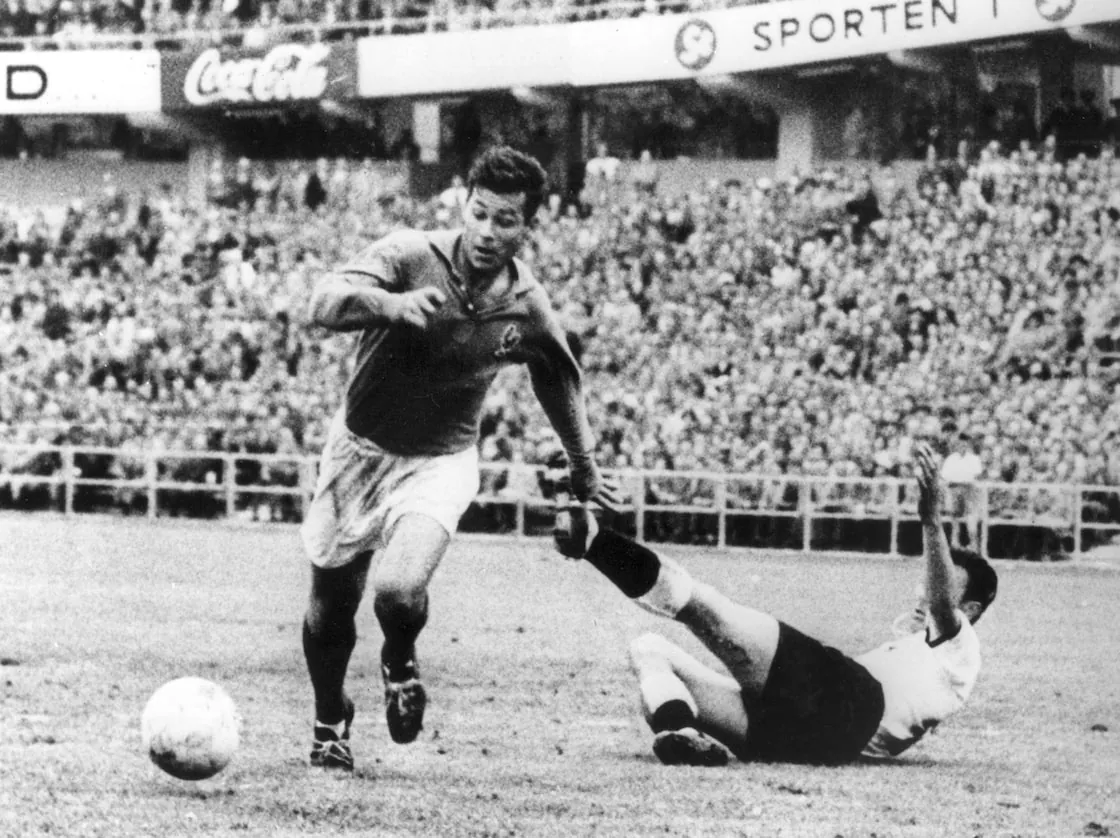 Just Fontaine in actie tegen West-Duitsland in 1958.