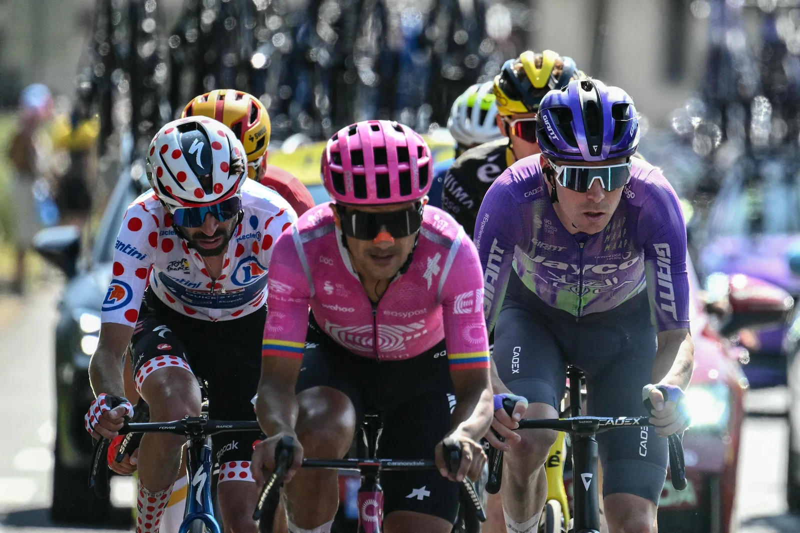 Valentin Paret-Peintre in de bollentrui, Richard Carapaz en Mauro Schmid onderweg naar de finish in de 18de etappe.