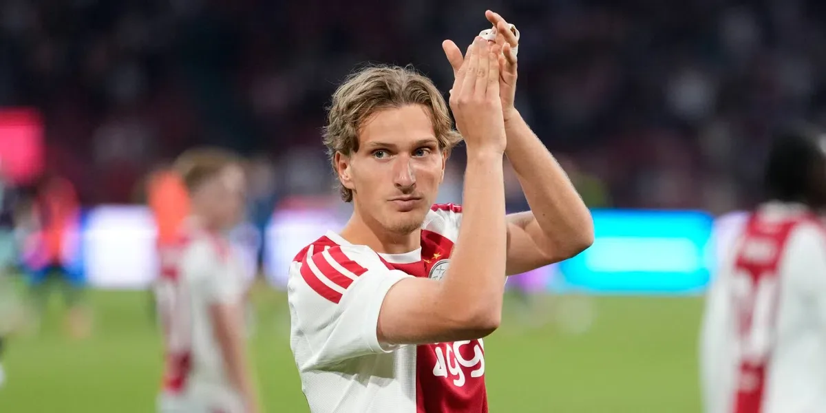 Ajacieden hopen Mika Godts te behouden te midden van PSG-interesse