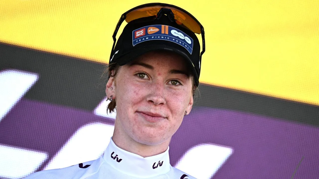 Nederlandse rensters in actie tijdens zware heuvelrit Tour de France Femmes