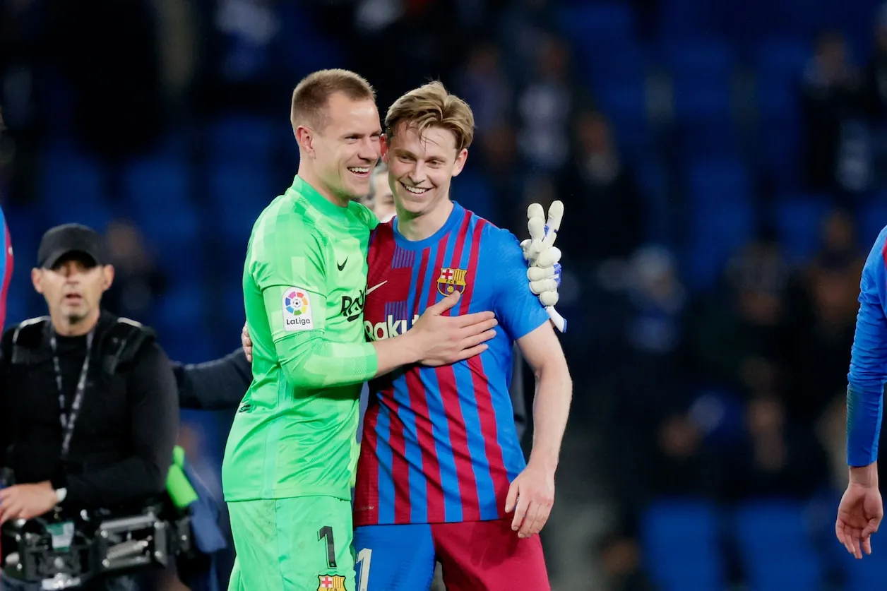 Marc ter Stegen moet nu van een afstandje Frenkie de Jong blij zien te maken.© Getty Images