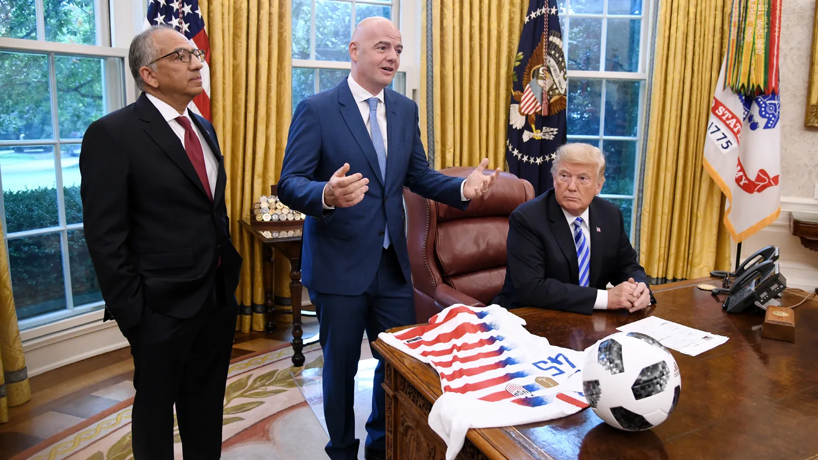 Augustus 2018: Infantino en Cordeiro op bezoek bij Trump