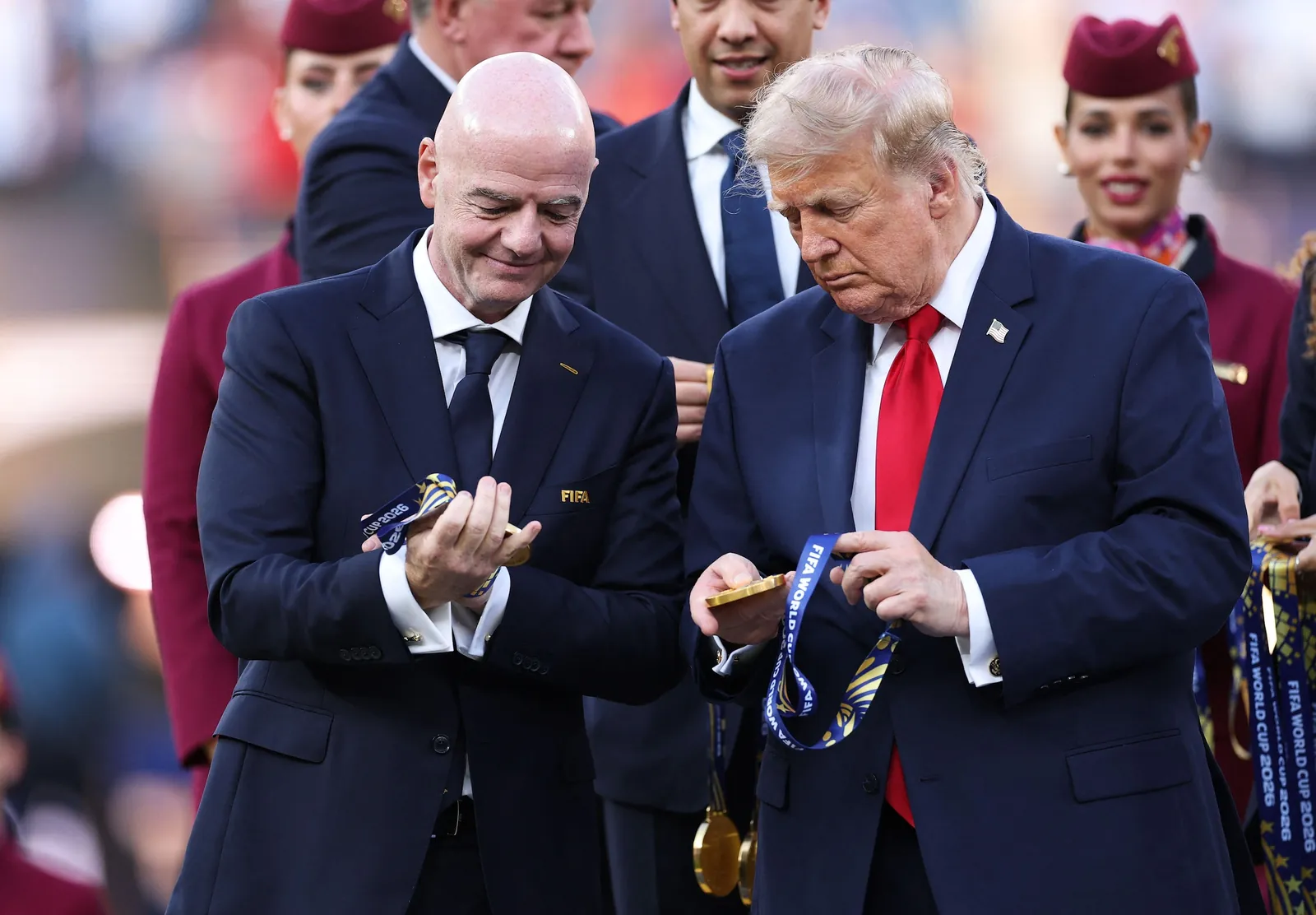 Gianni Infantino met de Amerikaanse president Donald Trump tijdens de prijsuitreiking van de WK-finale.BronGetty Images via AFP