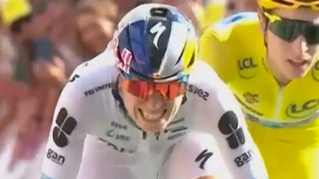 Vollering wint ondanks list van Niewiadoma met machtige sprint in Tour
